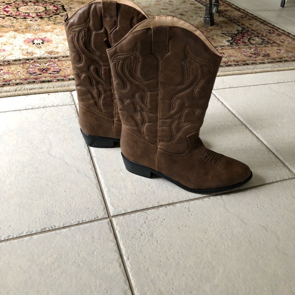 Boots size 6